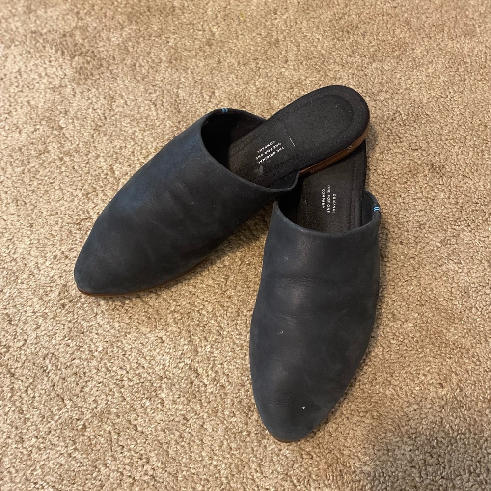 Black TOMS Mules, Sz 7.5